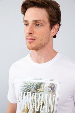 Белая тонкая футболка с круглым вырезом