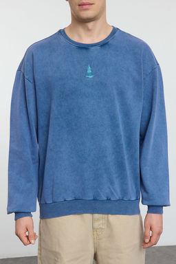 Indigo Oversize/Genis Kesim Soluk Efektli Mistik Temal? Sardonsuz Sweatshirt TMNAW24SW00189
