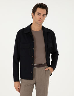 Темно-синяя куртка классического кроя