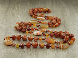 Сердолик (Ботсвана), разноразмерные круглые с плоскими овалами 18х25мм, бусы "Стихия", длина бус 132см