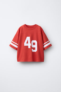 CAMISETA ESTAMPADA N?MERO Y BANDAS / Rojo