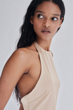 Top asim?trico con escote halter - H&m фото 6