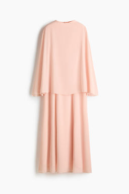 Vestido con capa decorativa