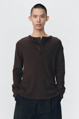 SOSHIOTSUKI x ZARA WAFFLE-KNIT HENLEY T-SHIRT
