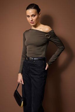 Haki Fitted Dusuk Omuzlu Aksesuar Detayl? Asimetrik Yaka Esnek Orme Bluz TWOAW26BZ00075