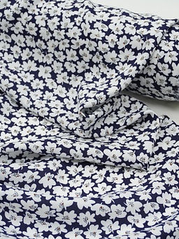Штапель Цветочная кадриль (белые цветы на чернильном), СОРТ2, ш.1.43м, вискоза-100%, 90гр/м.кв