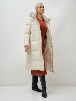 Пальто утепленное стеганное зимнее с капюшоном женское бежевого цвета 9601B - Holdluck фото 15