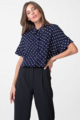 Рубашка оверсайз с коротким рукавом в горошек на синем