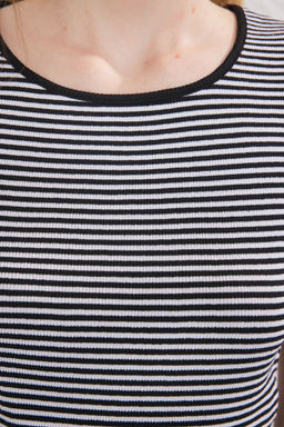 Siyah Duz-Siyah Cizgili 2li Paket Havuz Yaka Vucuda Oturan Fitlli Esnek Orme Bluz TWOSS25BZ00512 - Trendyolmilla фото 3