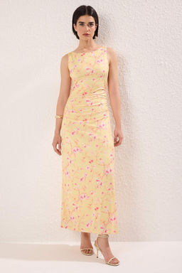 Turuncu Cicek Bask?l? Parlak Yuzeyli Kay?k Kaya Vucuda Oturan Esnek Orme Kalem Elbise TWOSS24EL00528