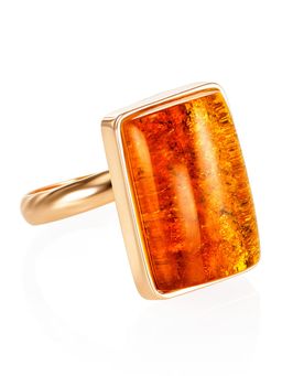 Яркое прямоугольное кольцо из позолоченного серебра и коньячного янтаря