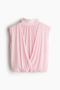 Top cropped con bajo globo