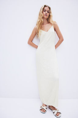 Vestido de saten arrugado con detalle girado