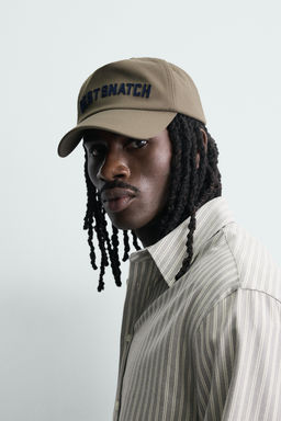 GORRA BORDADO TEXTO / Khaki