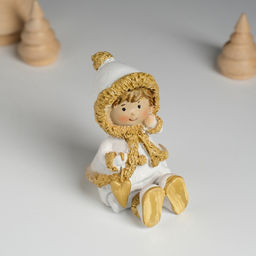 Фигурка полистоун Малышка в белой шубке, с сердечком сидит, 5?5.5?8 см