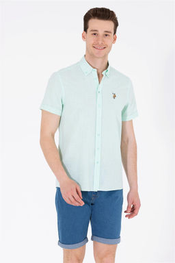 Мужская вода -зеленая рубашка с короткими рукавами в корзине