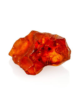 Кусочек янтаря со слоистой текстурой с включением паучка