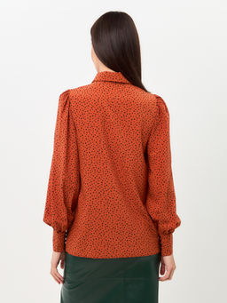 Стильная женская рубашка классического кроя с элементами романтики, горох крупный черный на терракотовом - Tantino фото 4