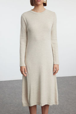 TRENDYOLMILLA Bej Genis Kal?p Midi Triko Suveterli Elbise TWOAW24EL00012  фото 4