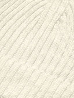 Молочная вязаная шапка