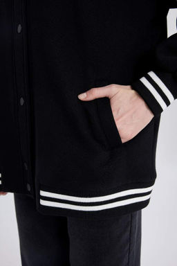 Мягкий пушистый кардиган-бомбер с вышитым воротником колледжа внутри - Defacto фото 9