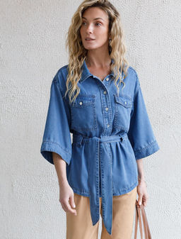 Удлиненная блузка с поясом и карманами из джинсового лиоцелла