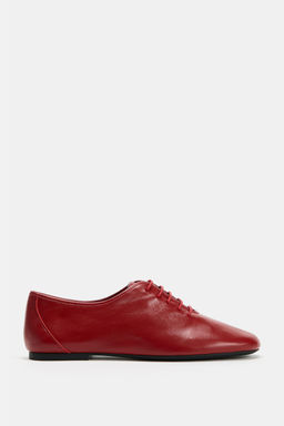 ZAPATO PLANO PIEL CORDONES / Rojo