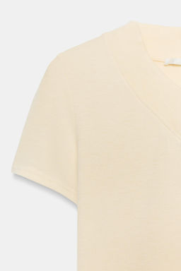 CAMISETA CUELLO PICO BAJO ASIM?TRICO / Amarillo