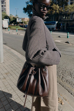 GATHERED BUCKET BAG WITH CHAIN DETAIL - Zara фото 3