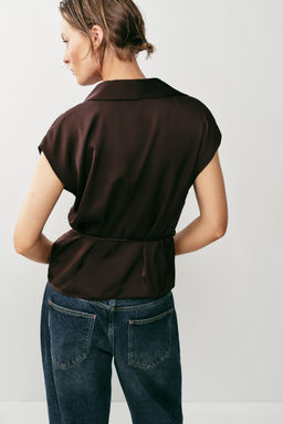 CAMISA SATINADA MANGA CORTA CINTUR?N / Marr?n