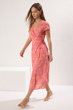 Pembe Cicek Desenli Kruvaze Beli Lastikli Midi Dokuma Elbise TWOSS25EL00179 - Trendyolmilla фото 2