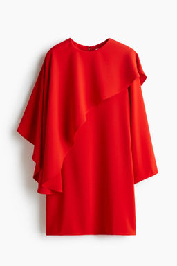 Vestido con capa decorativa