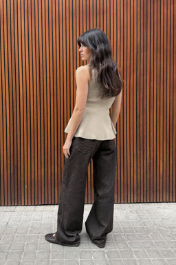 TOP RIB PEPLUM BOTONES / Crudo medio