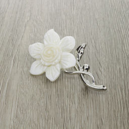 Брошь "Нарцисс" со вставкой из перламутра и ювелирного сплава
