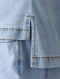 Укороченная рубашка с карманом из облегченного денима