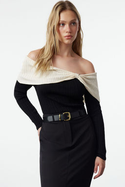 Siyah Carmen Yaka Renk Bloklu Fitted/Vucudu Saran Triko Kazak TWOAW25KZ00170