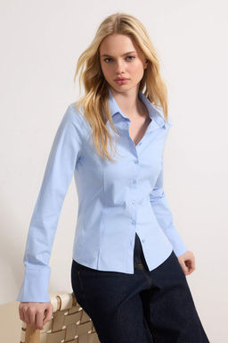 Wardrobe Essentials Ac?k Mavi Hafif Bele Oturan Pamuklu Dokuma Gomlek TWOAW26GO00022