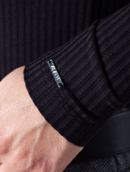 D49.039 Джемпер женский черный