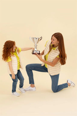 Бежевый жилет для девочки Неожиданная скидка в корзине