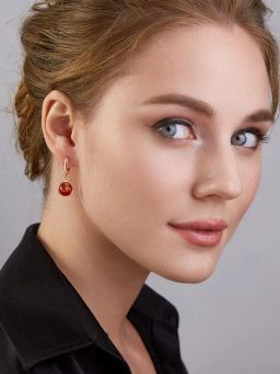 Яркие эффектные серьги из позолоченного серебра с искрящимся красным янтарём Сорбонна - Амберхолл фото 3