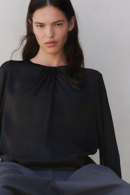 Blusa de saten con detalle plisado