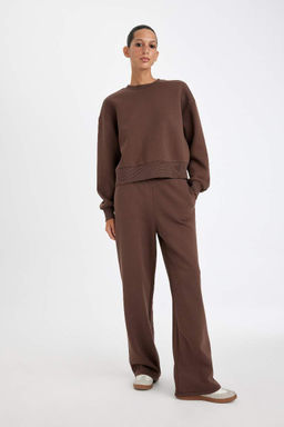 Толстые спортивные штаны обычного кроя с карманами и нормальной талией