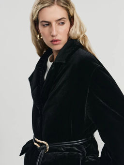 Куртка из бархата с поясом и акцентной деталью / Zarina фото 3