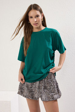 Zumrut Yesili %100 Pamuk S?rt ve On Bask?l? Oversize/Rahat Kesim Orme T-Shirt TWOSS23TS00150