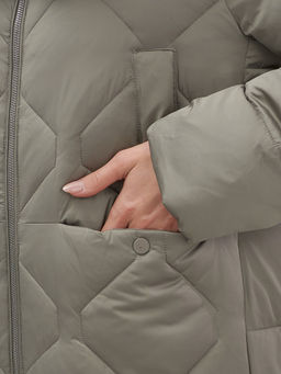 Пальто зимнее утепленное с мехом и капюшоном тренд коричневого цвета 7753K - Visdeer фото 10