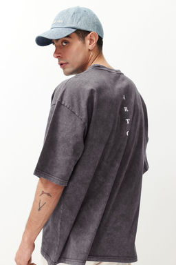 TRENDYOL MAN Antrasit Oversize/Genis Kesim Soluk Efektli Yaz? Bask?l? %100 Pamuklu T-Shirt TMNSS23TS00166 - Trendyolmilla фото 26