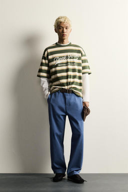 CAMISETA RELAXED FIT RAYAS TEXTO / Raya verde
