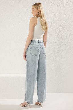 TRENDYOLMILLA Ac?k Mavi Normal Bel Skater Jeans TWOSS25JE00156