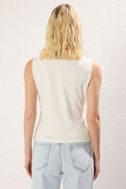 Trendyolmilla Siyah Aksesuar Fiyonk Detayl? Havuz Yaka Vucuda Oturan Fitilli Esnek Orme Bluz TWOSS25BZ00134  фото 5