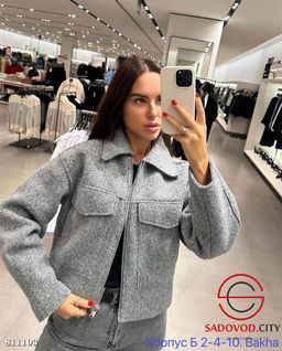 Укороченная куртка с накладными карманами